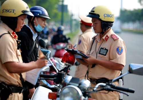 Lỗi không mang giấy tờ xe máy bị phạt bao nhiêu 2023?