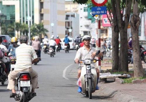 Xe mô tô đi ngược chiều phạt bao nhiêu theo quy định?